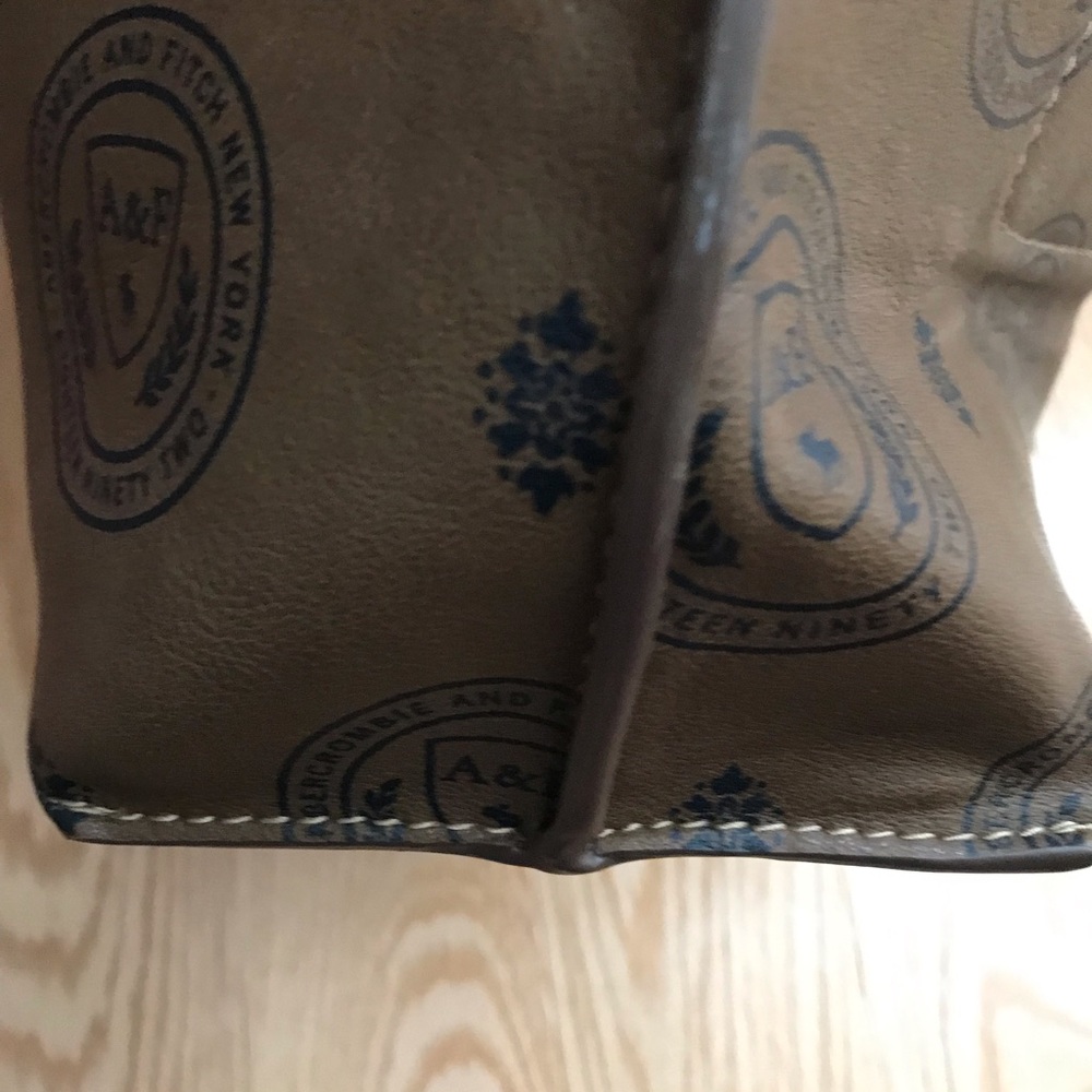Reversible Abercrombie and Fitch Tote - Picture 2 of 11